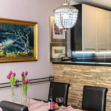 Apartman Beautiful With Garden And Terrace *