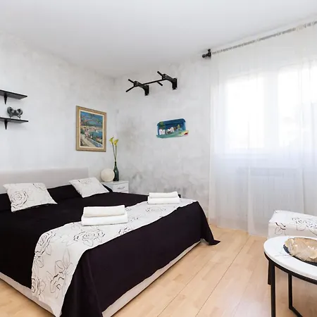 Beautiful With Garden And Terrace Apartament *