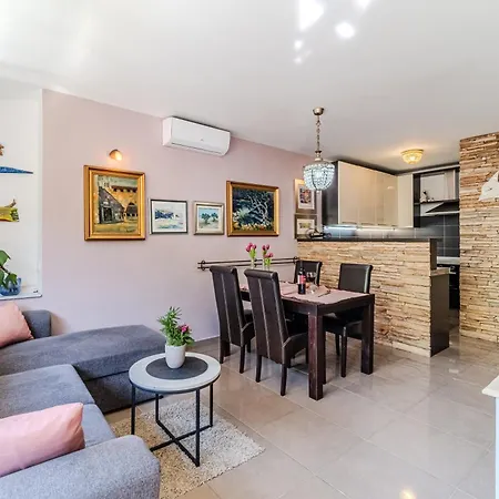 Beautiful With Garden And Terrace Apartament