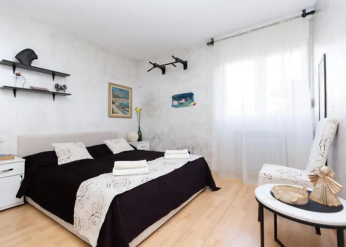 Beautiful With Garden And Terrace Apartment *